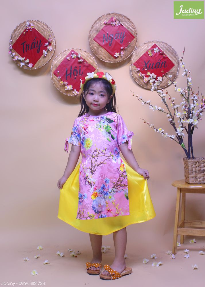 Trang phục biểu diễn dành cho bé gái
