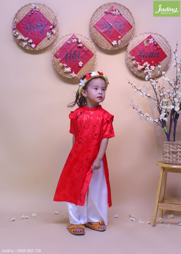 Áo dài gấm biểu diễn bé gái 